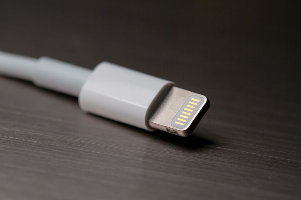 Era Lightning Tersisa Sedikit Lagi, Apple Pensiunkan 7 Produk Ikonik per Maret 2026