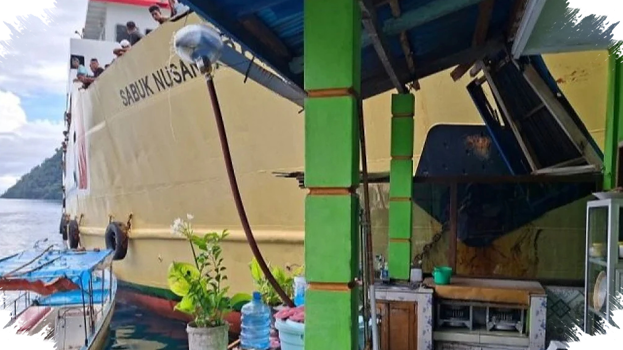 Mesin Error Saat Sandar, KM Sabuk Nusantara 106 Tabrak Rumah Warga Di Banda Neira