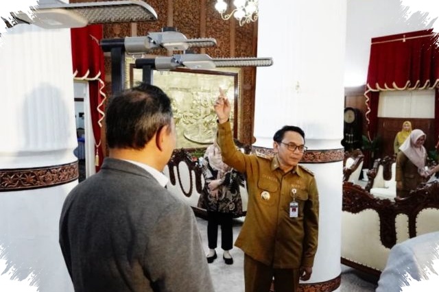 Pati Dapat 20 Lampu Tenaga Surya, Alun-Alun Hingga Stadion Bakal Lebih Terang