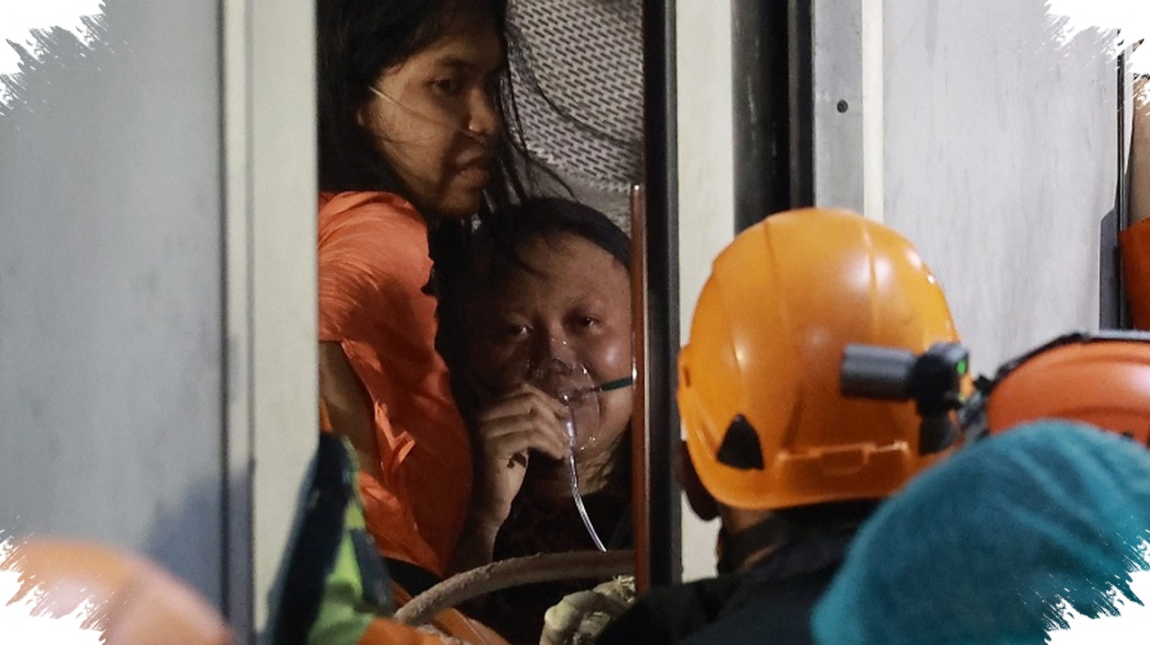 Media Asing Soroti Tabrakan Maut KRL-Argo Bromo, Evakuasi Korban di Tengah Reruntuhan