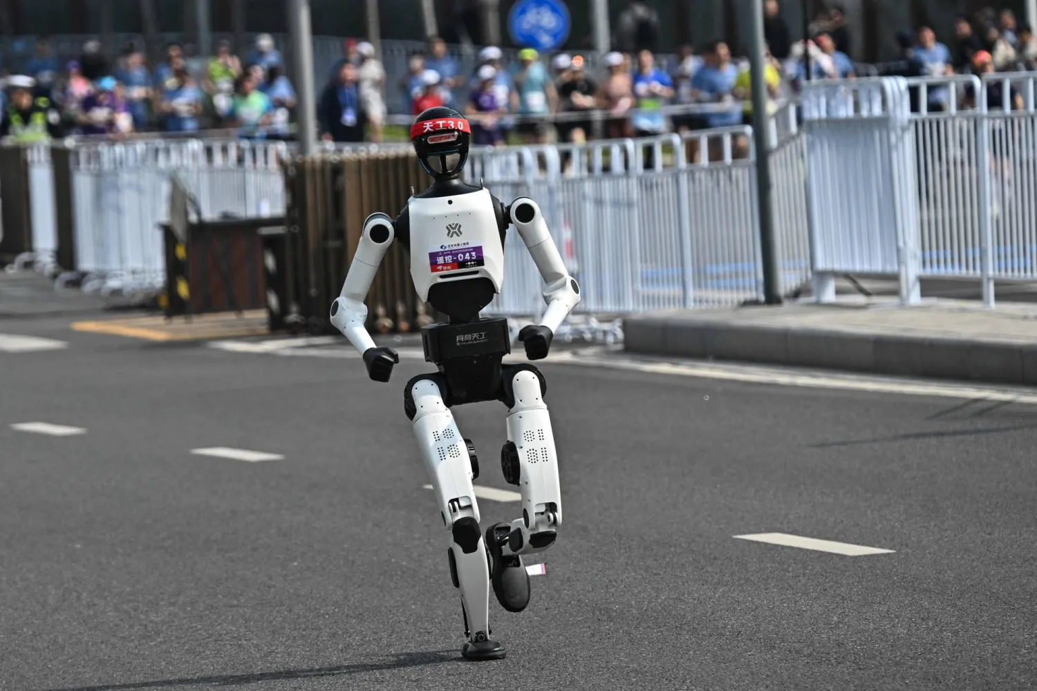 300 Robot Humanoid Diuji 21 Km, Batas Daya Tahan Dan Kecerdasan Mesin Terbuka Di Beijing