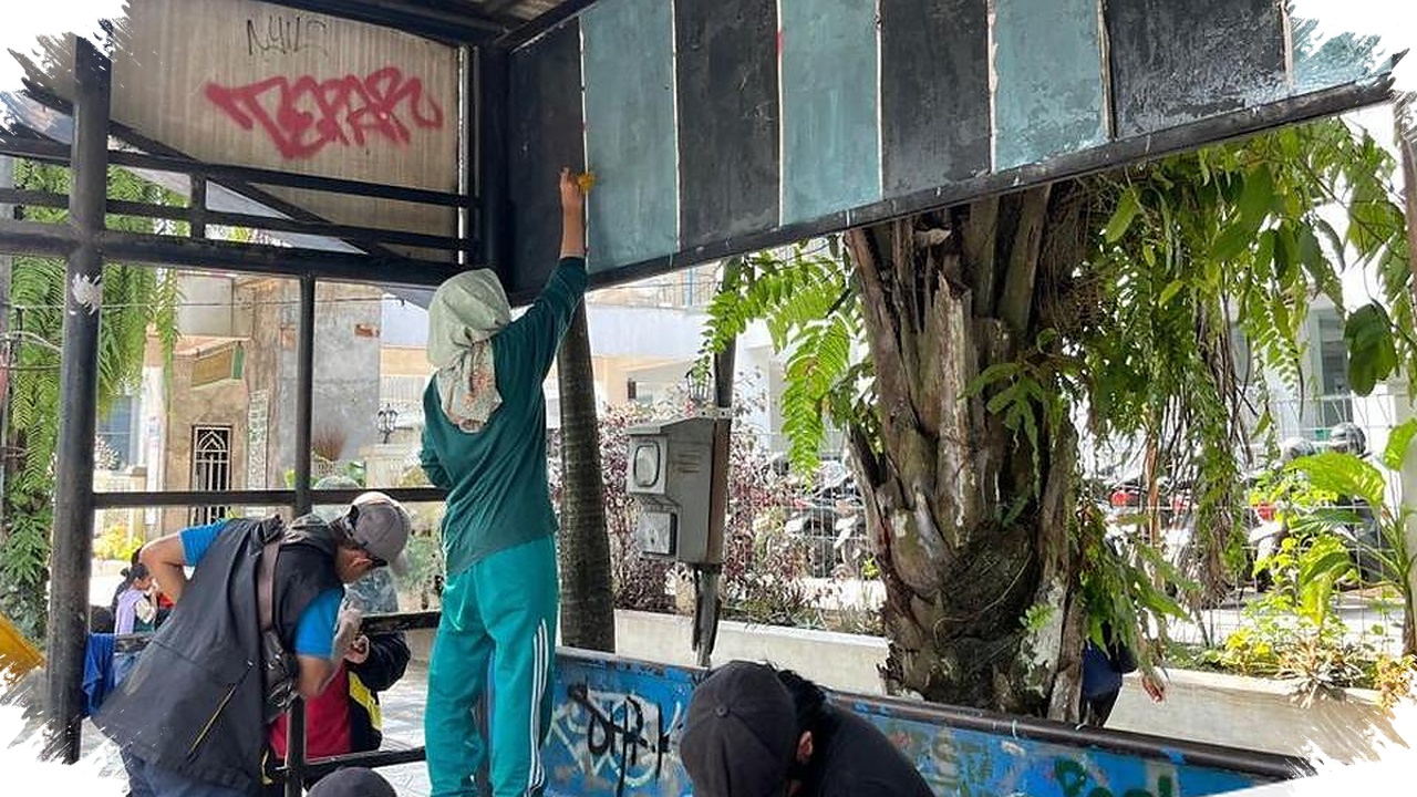 Warga Malang Cat Ulang Halte Trans Jatim, Protes Fasilitas Publik yang Dibiarkan Kusam