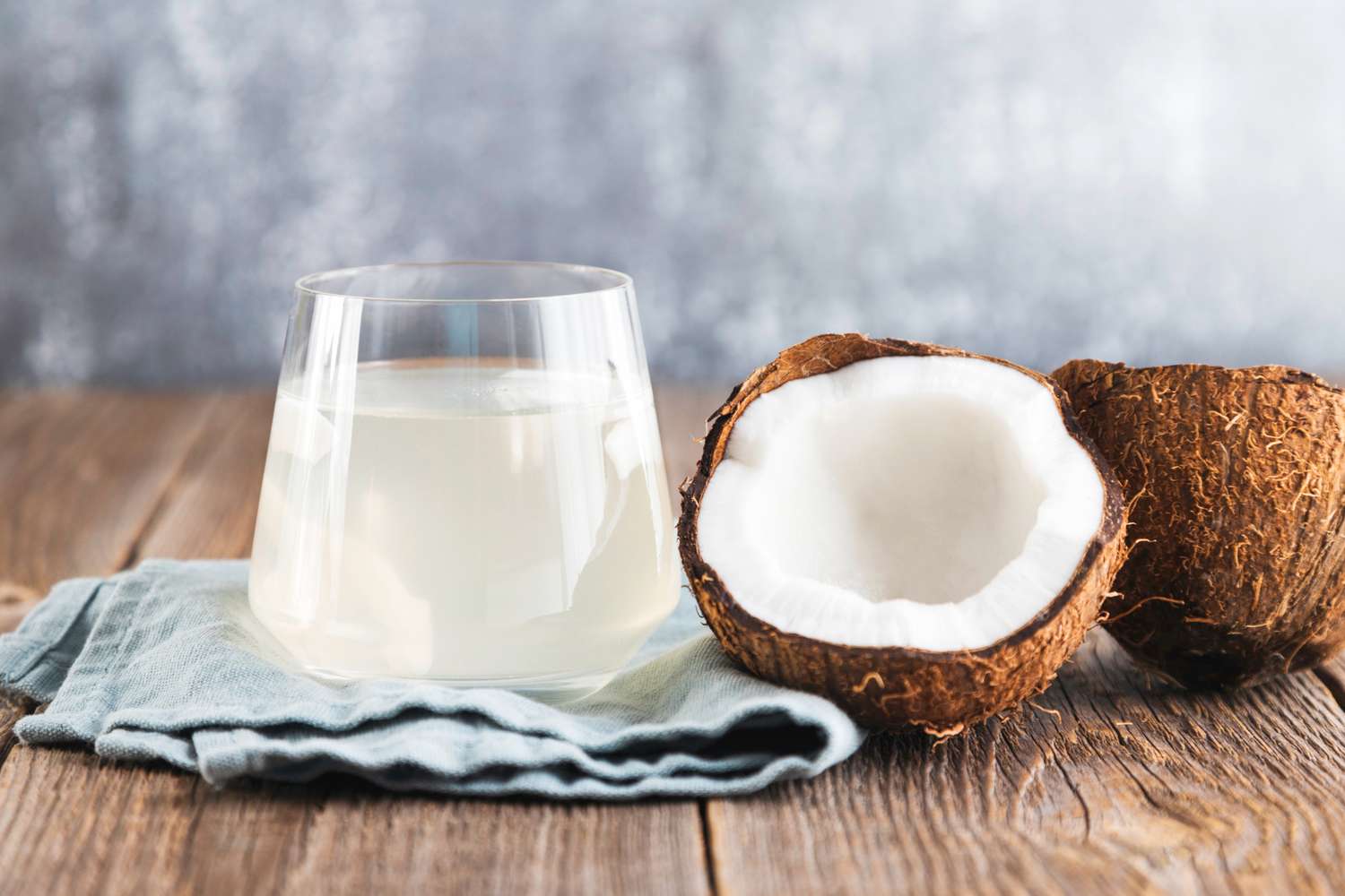 Saat Panas Menyedot Cairan Tubuh, Air Kelapa Menjadi Jawaban yang Lebih Cerdas