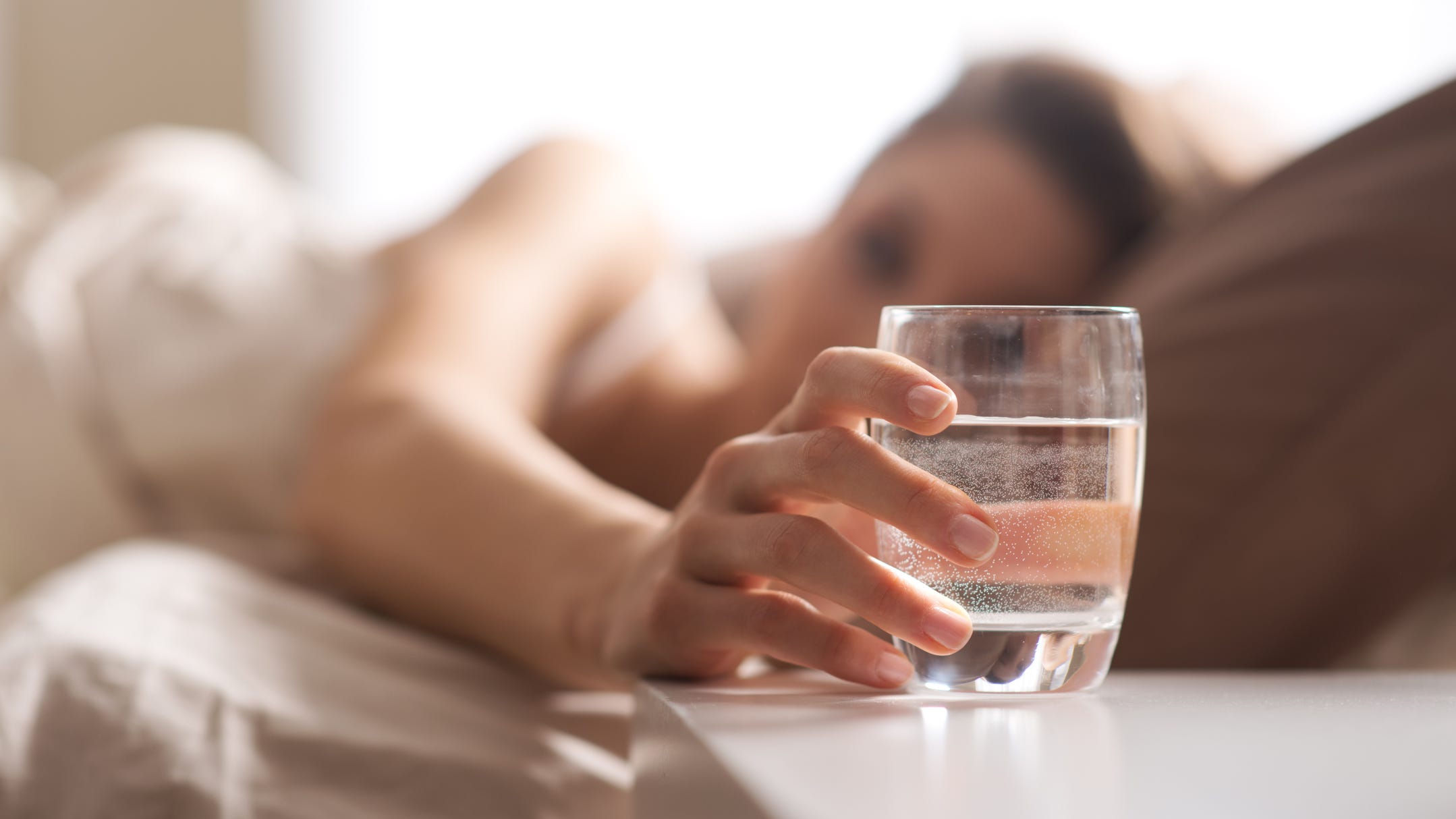 Bangun Tidur Langsung Minum Air Putih, 5 Efek yang Membuat Tubuh Lebih Cepat Pulih