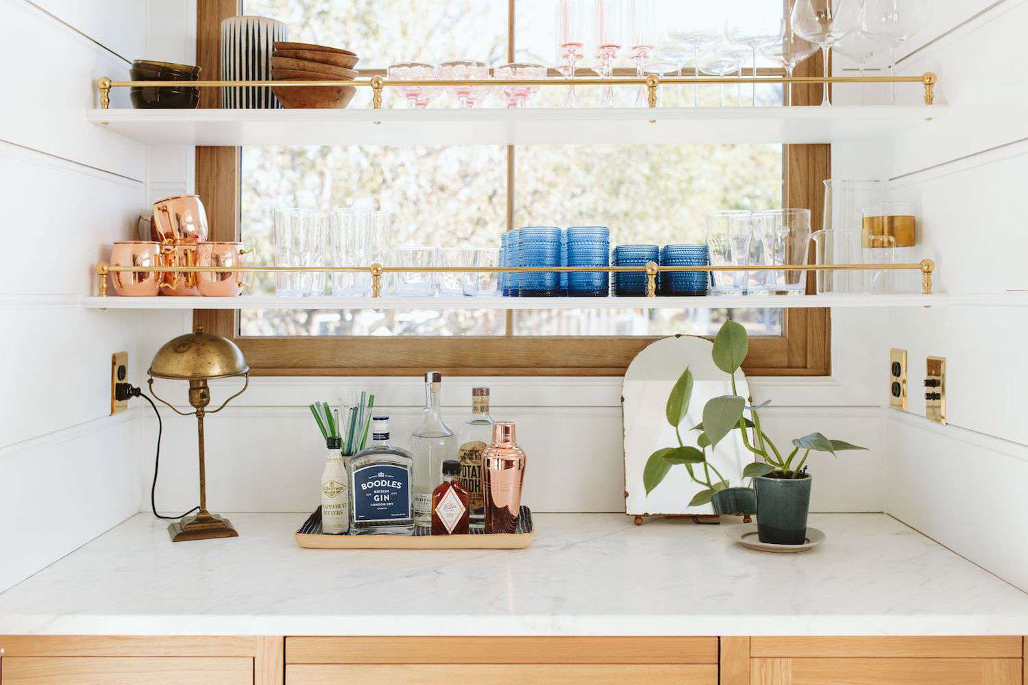 Mini Bar Dapur Tak Lagi Kosong, 5 Hiasan Dinding yang Langsung Mengubah Suasana