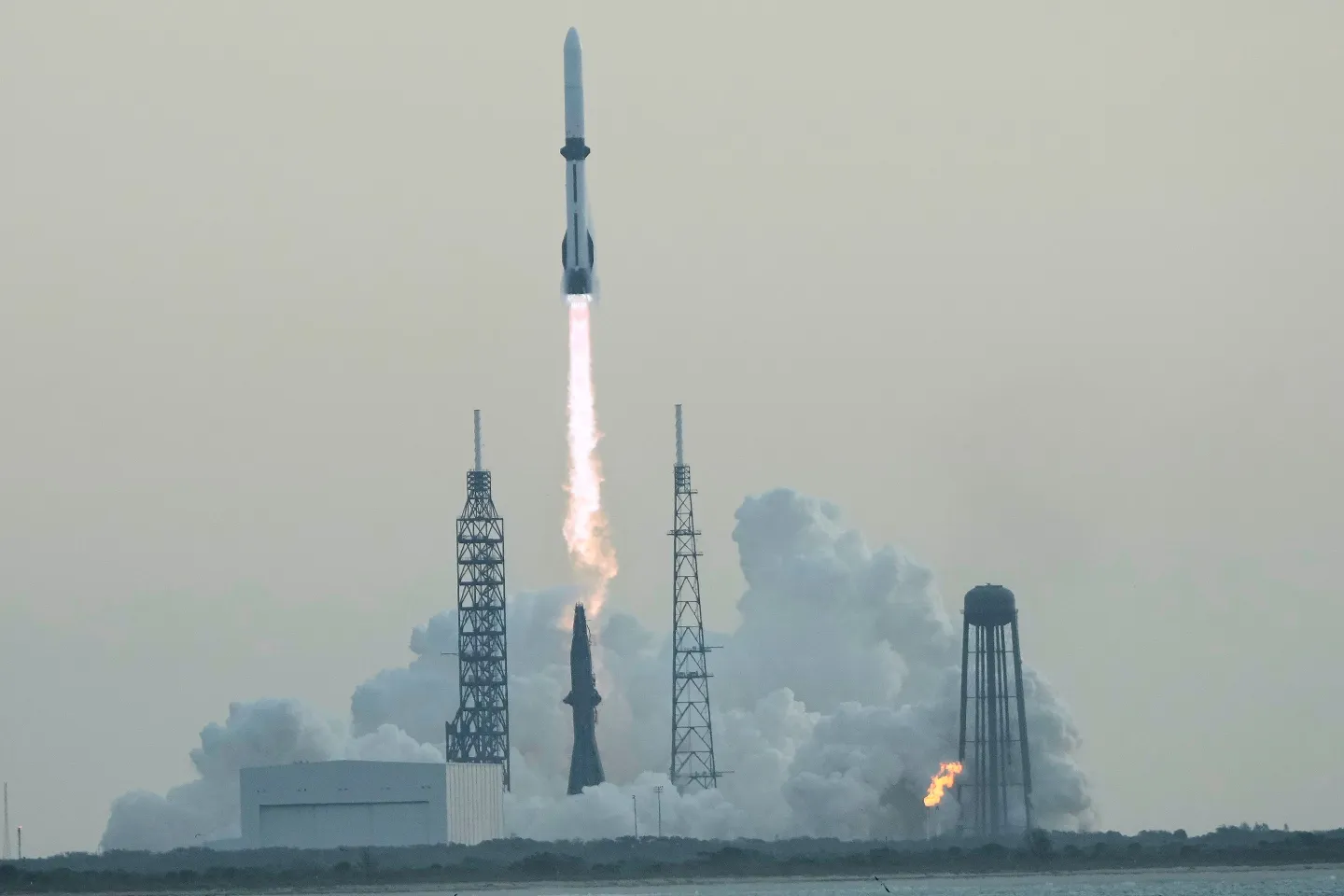 New Glenn Sukses Dipakai Ulang, Satelit Pelanggan Justru Melenceng ke Orbit Salah