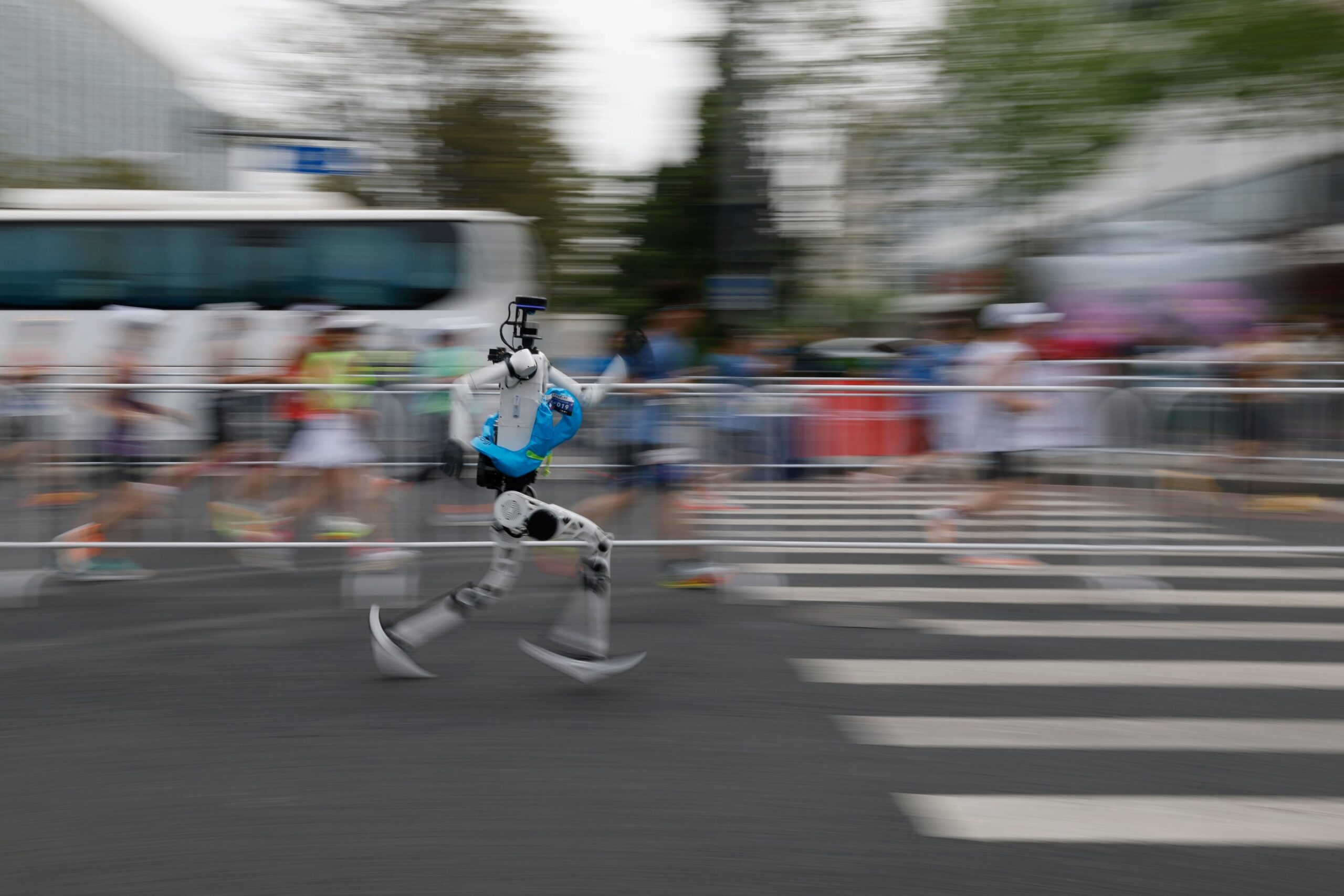 Robot Humanoid Berlari Seperti Manusia, Rekor Paruh Maraton Tumbang Dalam 50 Menit