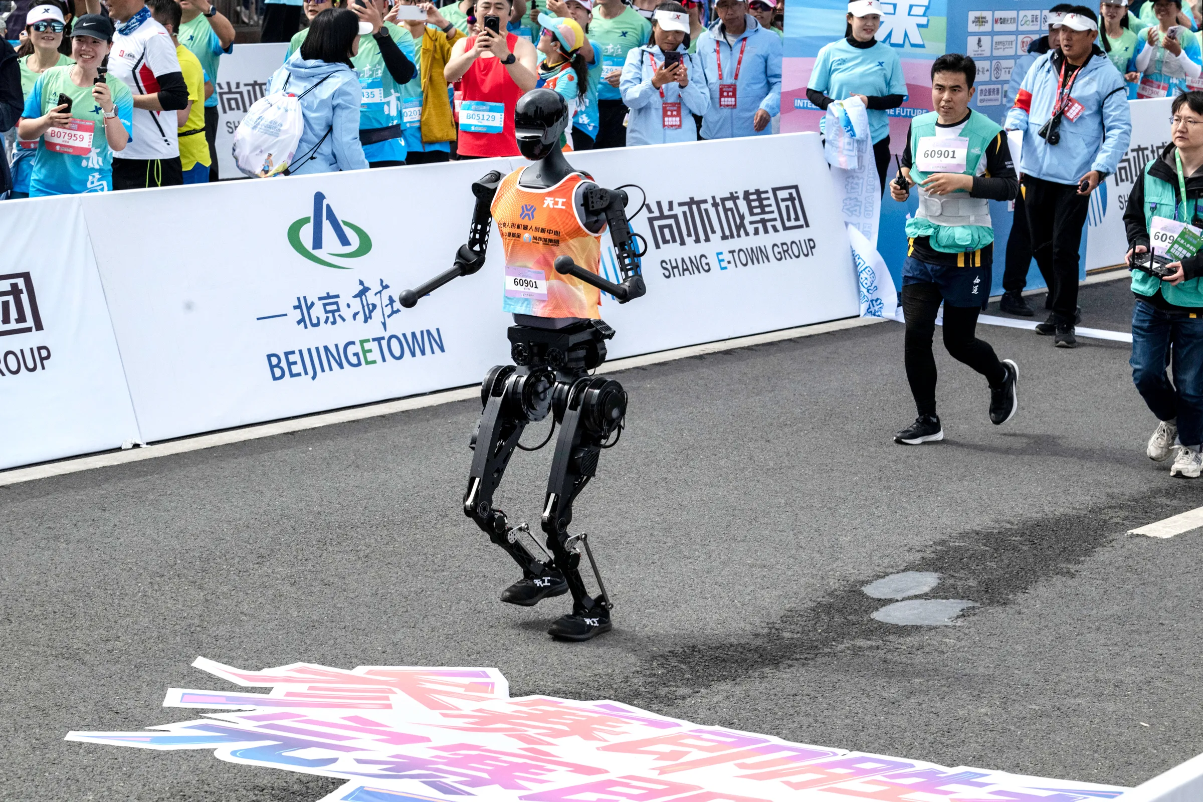 Ratusan Robot Humanoid Melaju di Beijing, Rekor Dunia Manusia Tumbang di Setengah Maraton