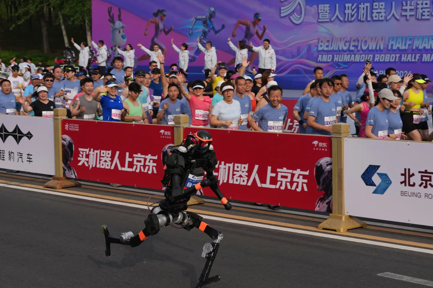 Beijing Memaksa Robot Humanoid Menempuh 21 Km, Evolusi Mereka Ternyata Sudah Sedekat Ini