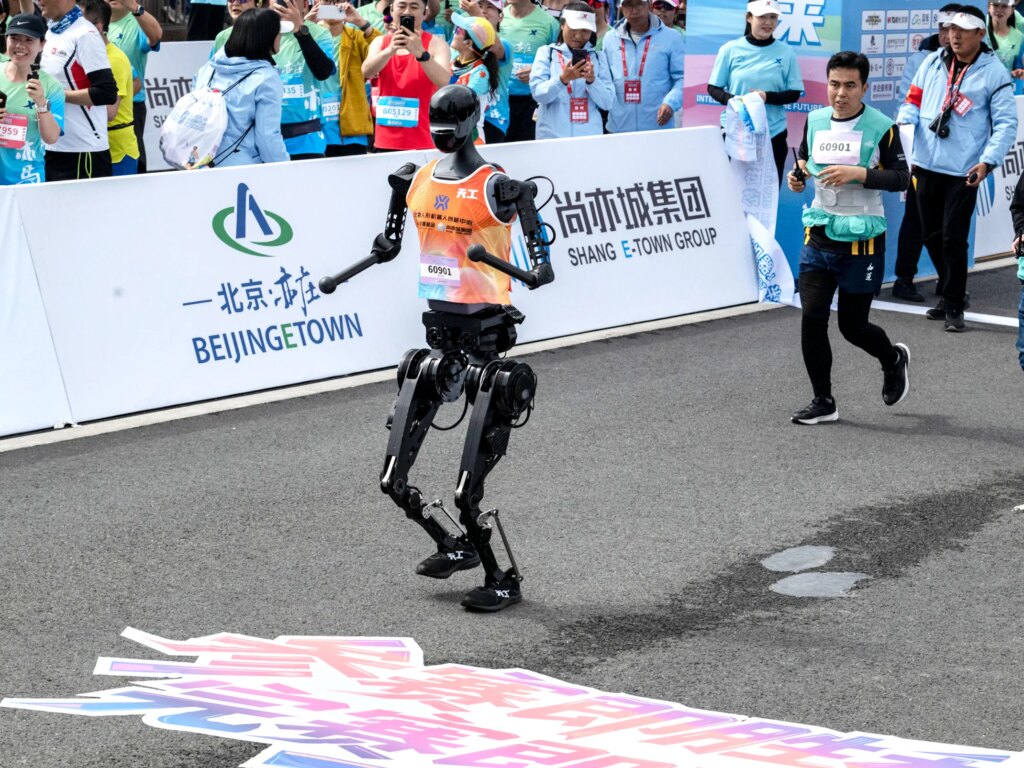 Dari Slapstick ke 48 Menit 19 Detik, Robot Humanoid China Menyalip Rekor Lari Manusia