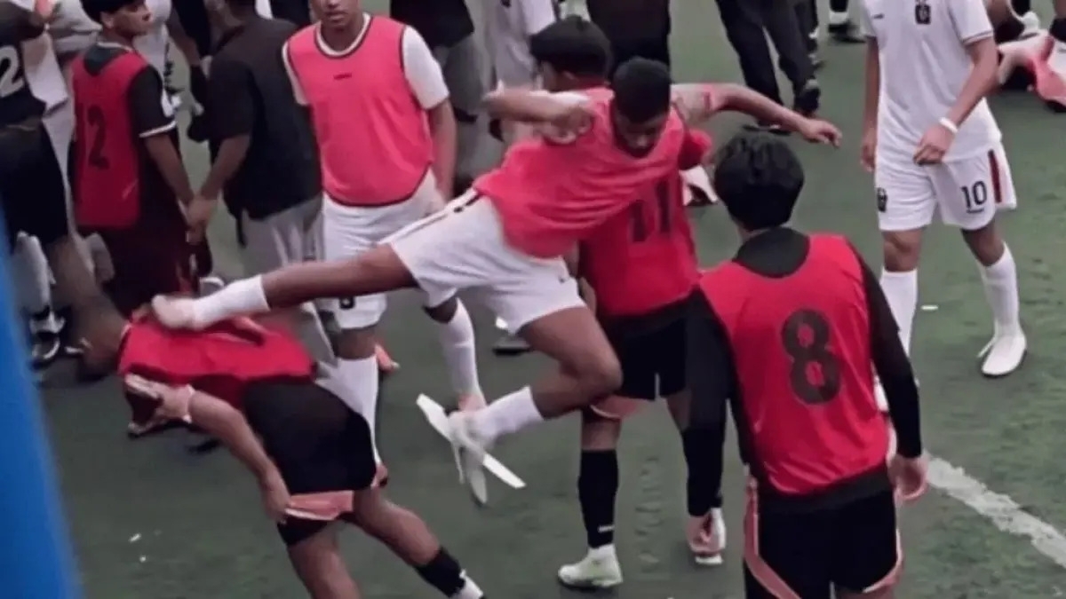 Tendangan Kungfu Fadly Alberto di Semarang, Sanksi PSSI Menanti di Tengah Tuduhan Rasisme