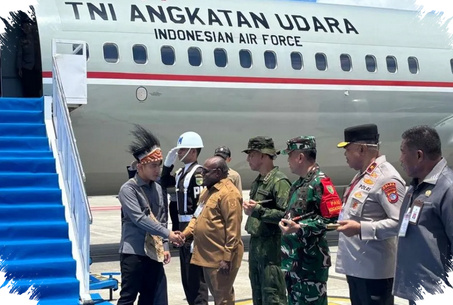 Gibran Tinjau Bandara Nabire Dengan Mahkota Kasuari, Sinyal Kuat Perhatian Pemerintah Ke Papua