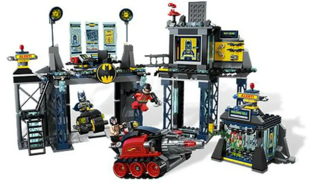Batcave LEGO Tumbuh Bersama Batman, Dari Lubang Tanah Jadi Markas, Trofi, Garasi, Dan Arena Main