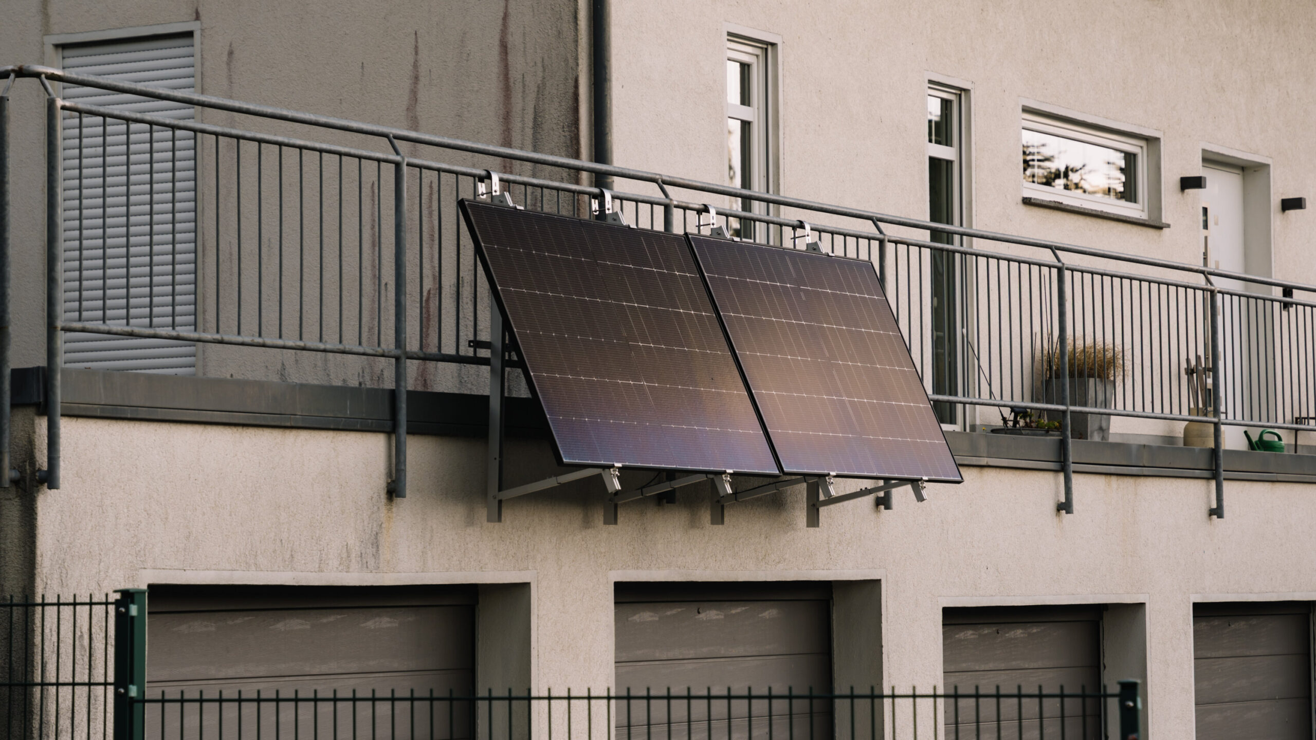 Panel Surya Colok Langsung di Balkon, Hemat Nyata Tanpa Menghapus Tagihan