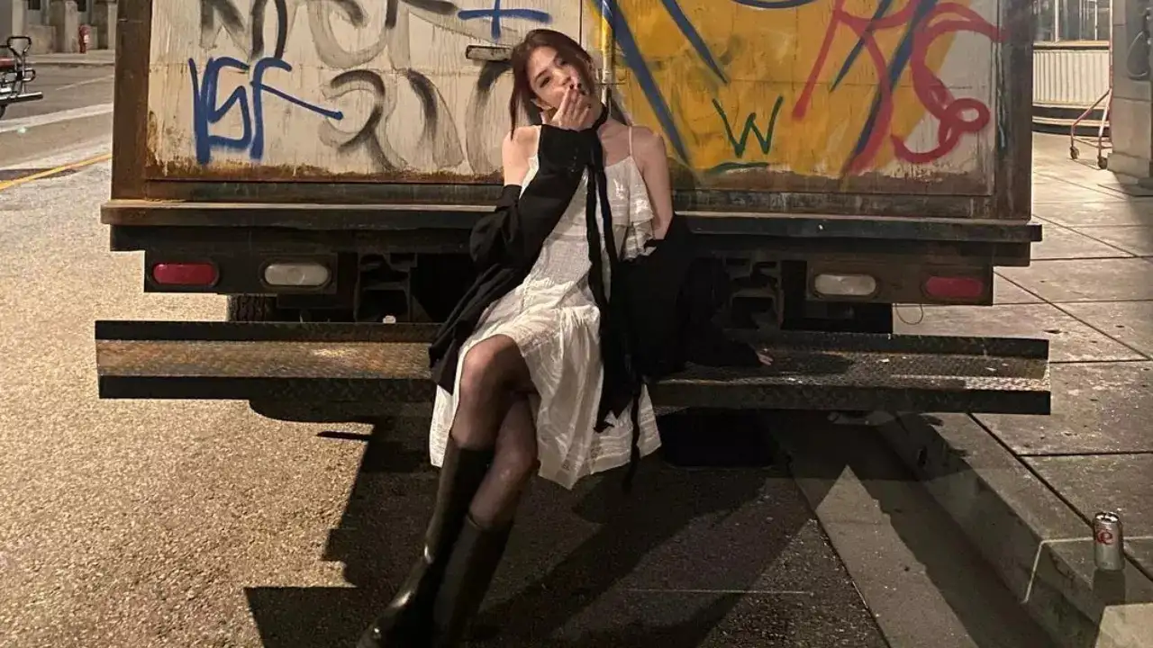 Han So Hee Tak Sekadar Stylish, 4 Outfit Edgy Ini Menunjukkan Street Style Tetap Nyaman Dipakai