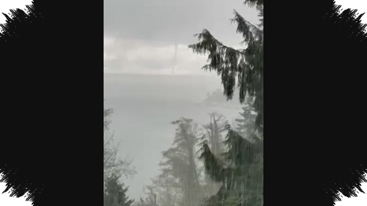 Waterspout Muncul di Lepas Bainbridge Island, Badai Petir Guncang Puget Sound