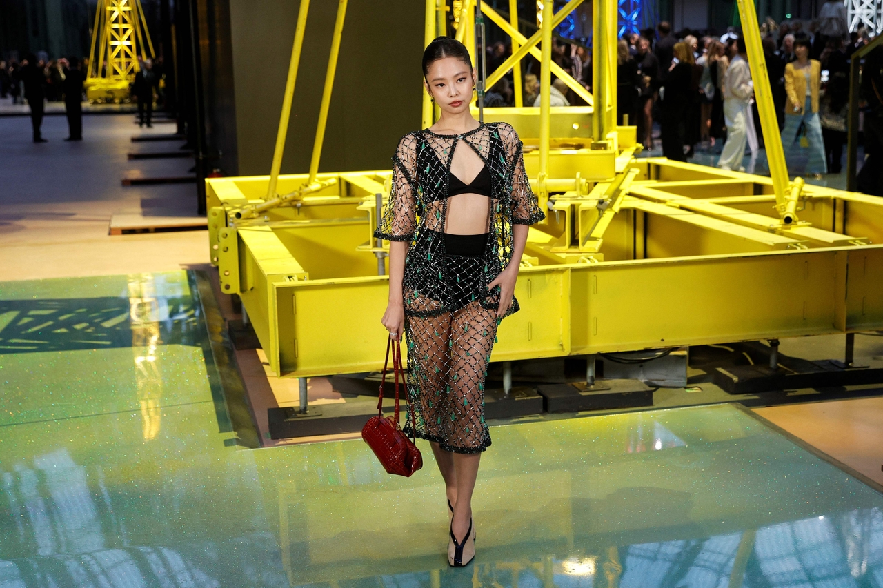 4 Ide OOTD Tweed Ala Go Youn Jung, Dari Chic Klasik Sampai Edgy Dalam Satu Gaya