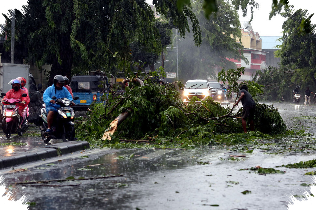 Malam Ini Jateng Diguyur Petir, 7 Kabupaten Masih Waspada Hujan Lebat Hingga Dini Hari