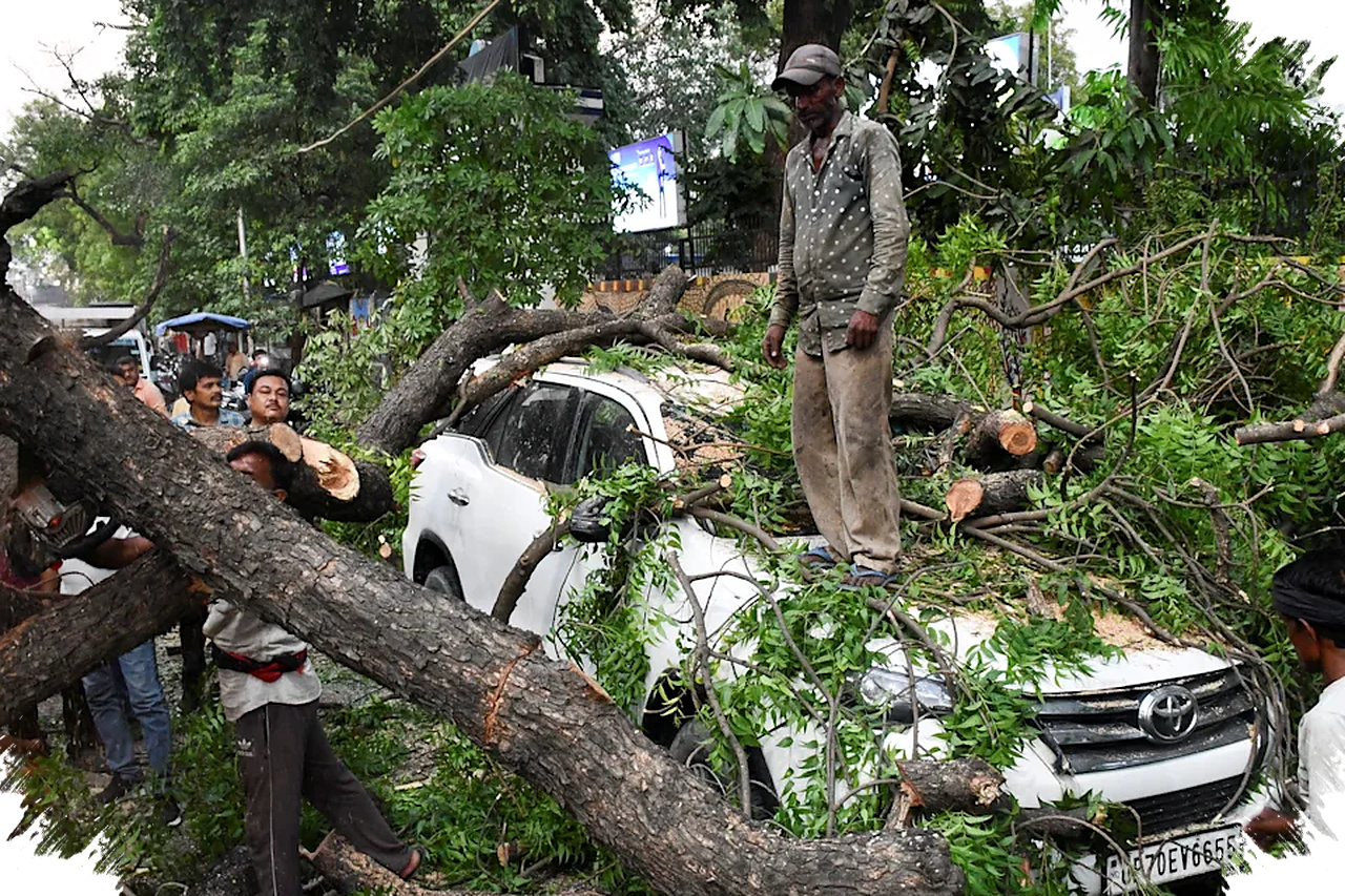 Malam Panik Di Uttar Pradesh, Badai Debu Dan Petir Tewaskan 96 Orang
