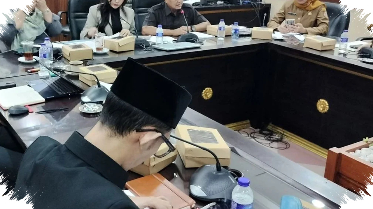 Minta Maaf Usai Main Game dan Merokok Saat Rapat, Etika Wakil Rakyat Jember Dipertanyakan