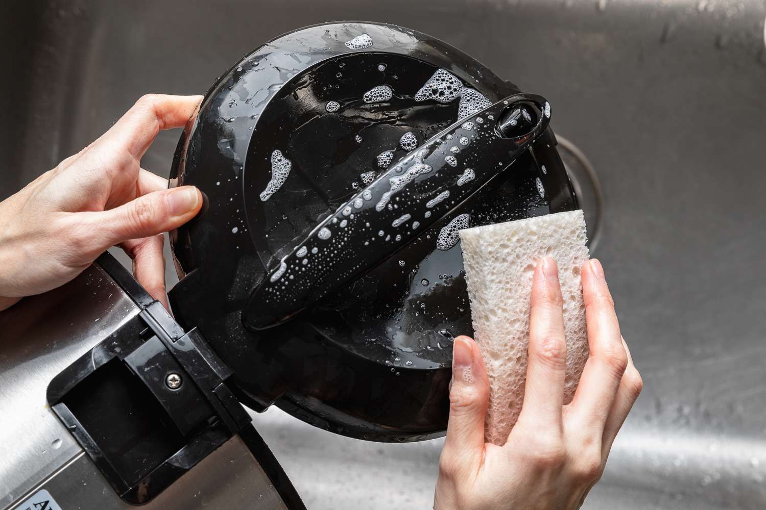 Rice Cooker Bau Dan Kusam, Cara Bersihkannya Tanpa Merusak Lapisan Anti-Lengket