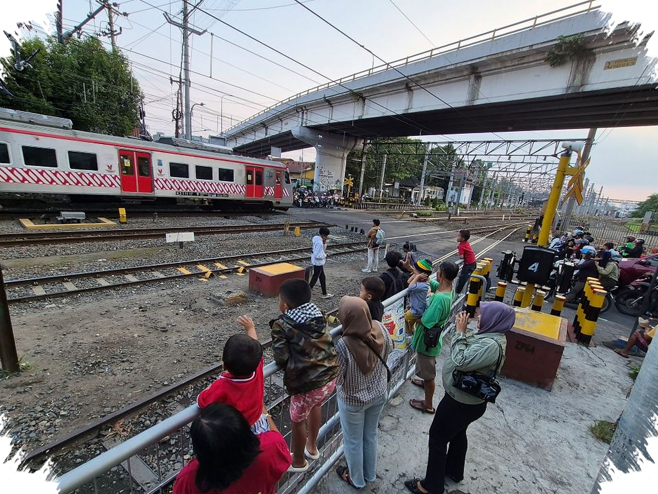 Senja Di Lempuyangan, Kereta Lewat Dan Warga Menunggu Dengan Hati-Hati