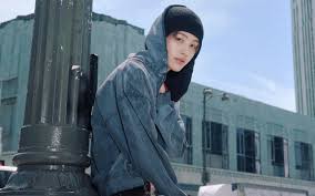 4 Padu Padan Outerwear Ala Seonghyeon CORTIS, Simple Tapi Tetap Terlihat Chic