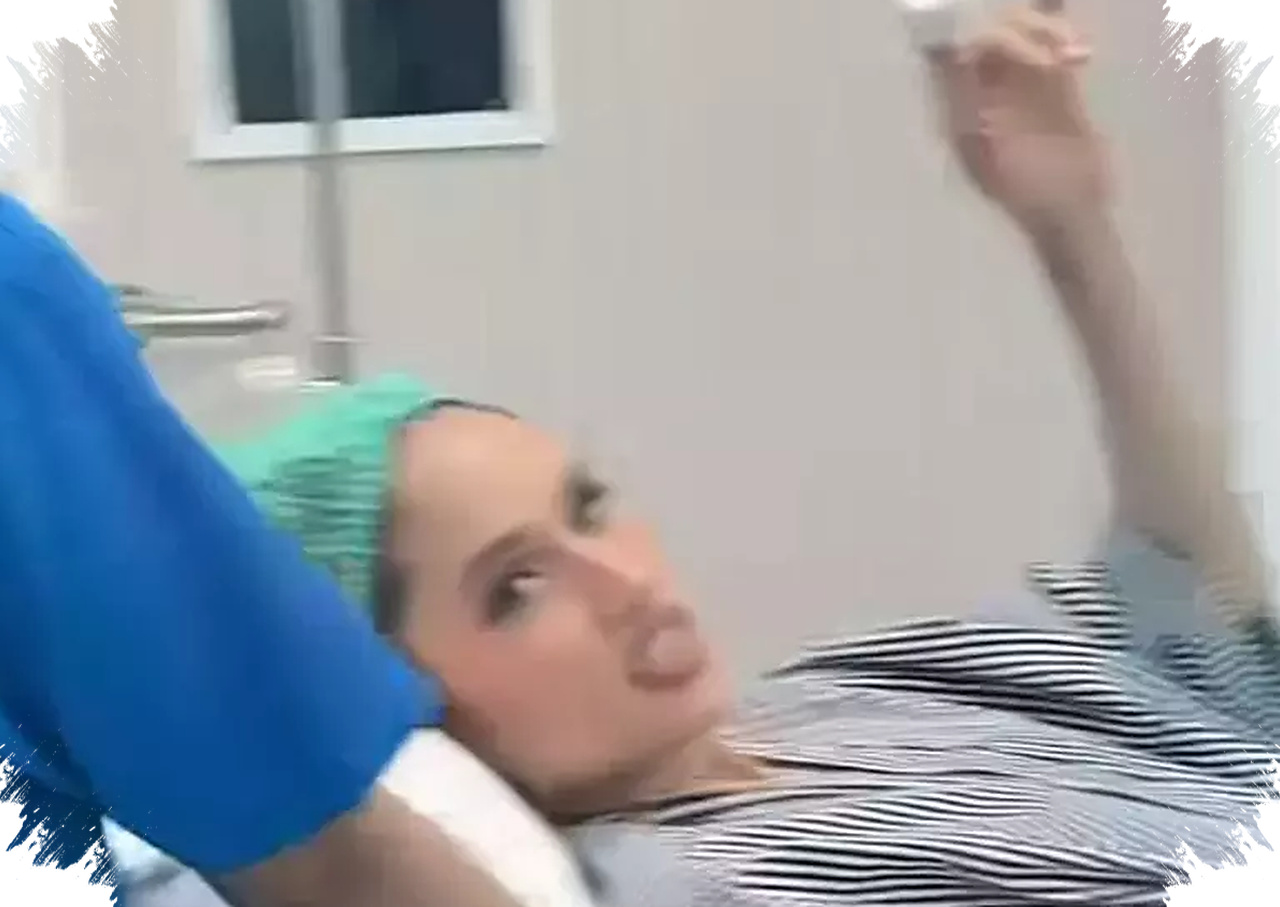 Cinta Laura Dilarikan Ke Rumah Sakit, Jari Teriris Saat Potong Jeruk Nipis