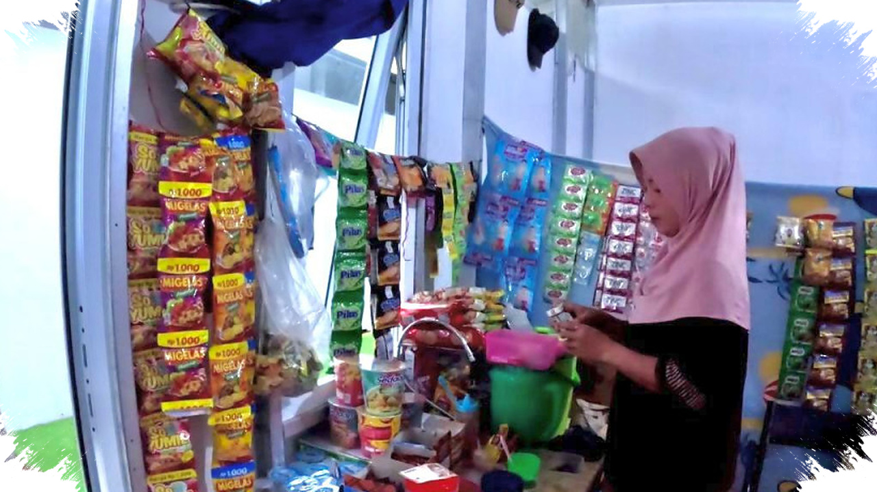 Di Balik Pintu Huntara, Reni Memulai Lagi Dari Nol Setelah Rumahnya Hancur