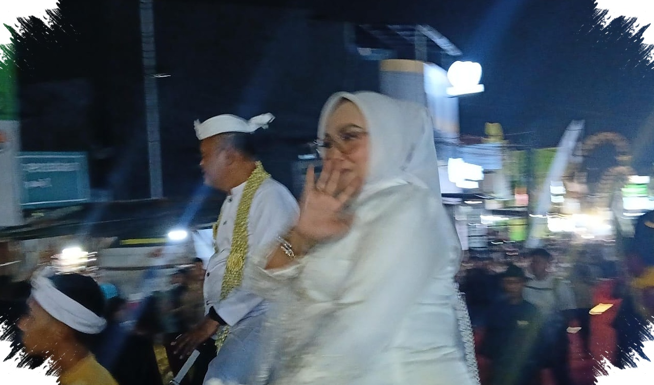 Tak Naik Mobil Mewah, Sri Rahayu Pilih Berkuda Dampingi KDM di Karawang
