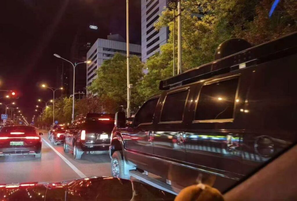 Jalanan Beijing Dipenuhi Mobil Lapis Baja AS, Isyarat Tegangnya Pertemuan Trump-Xi