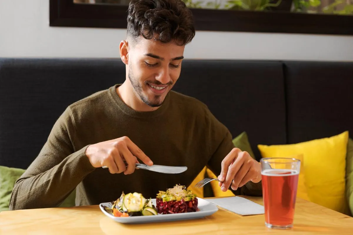 Pria Hobi Kulineran Tak Perlu Diet Ekstrem, 5 Kebiasaan Ini Bikin Berat Tetap Stabil