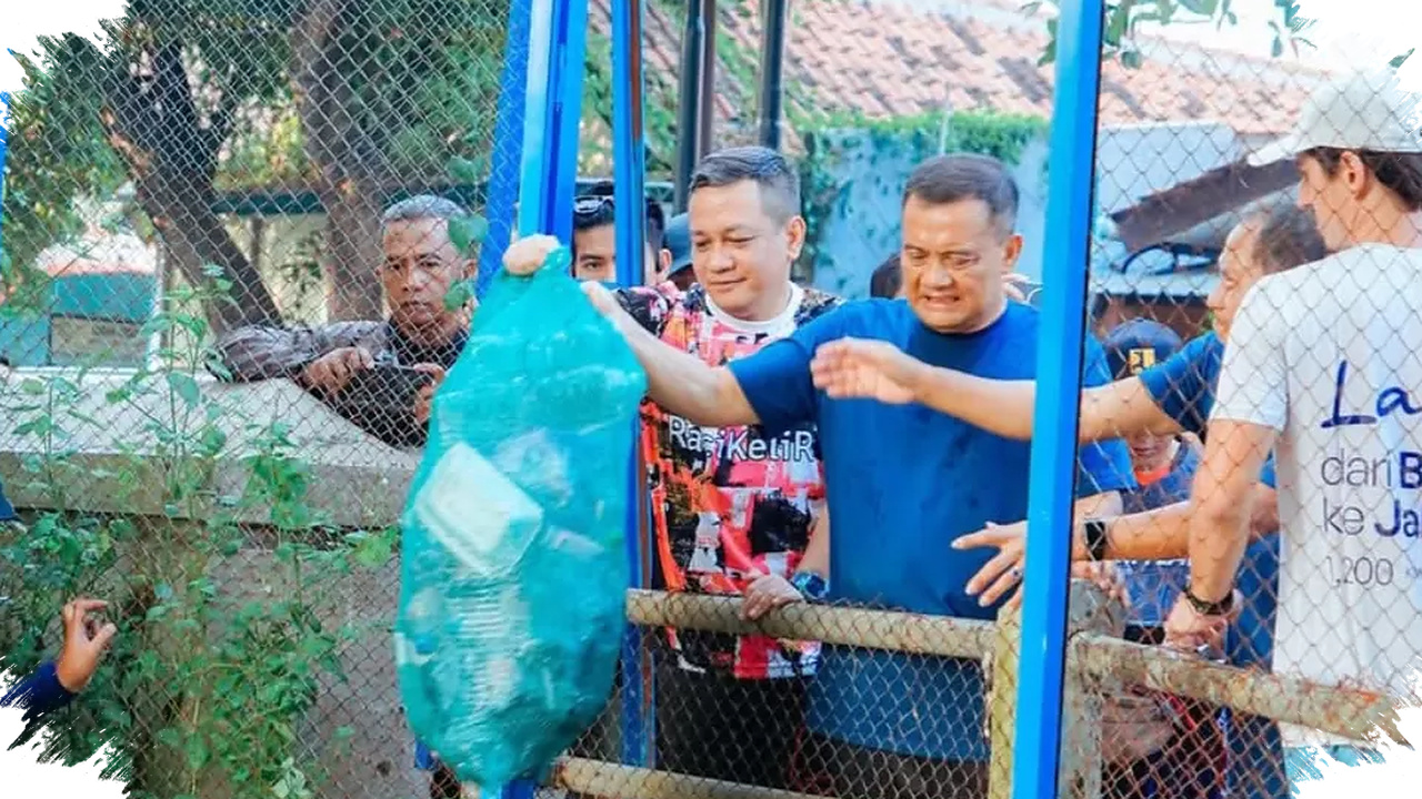 Gubernur Jateng Dan Wali Kota Pekalongan Turun Lari, Sampah Plastik Sungai Dibersihkan Langsung
