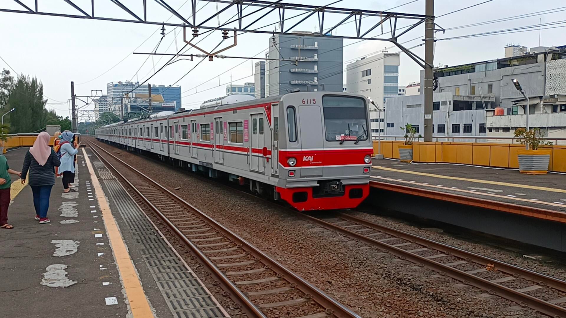 Kenapa KRL Tampak Lebih Ringsek, Jawabannya Ada Di Desain Dan Materialnya