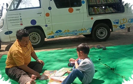HUT Ke-16 Tanpa Tumpeng, Beach Safari Jateng Ubah Pantai Jadi Ruang Membaca