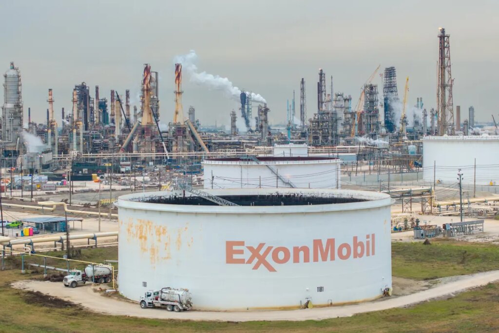 Perang AS-Iran Guncang Exxon Dan Chevron, Laba Anjlok Saat Selat Hormuz Macet