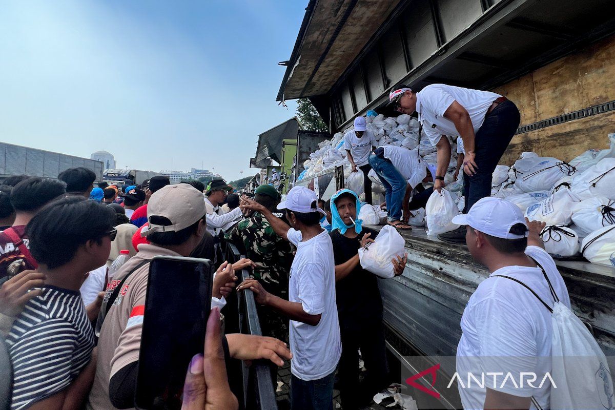 350 Ribu Paket Sembako Dibagikan di Monas, Negara Kirim Sinyal Jaga Daya Beli Buruh