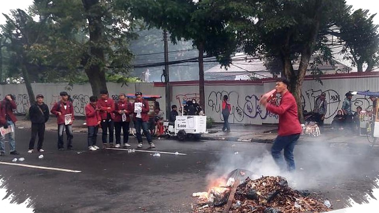 May Day Di Depan DPRD Jabar, Massa Bakar Ban Saat Suarakan 7 Tuntutan Buruh