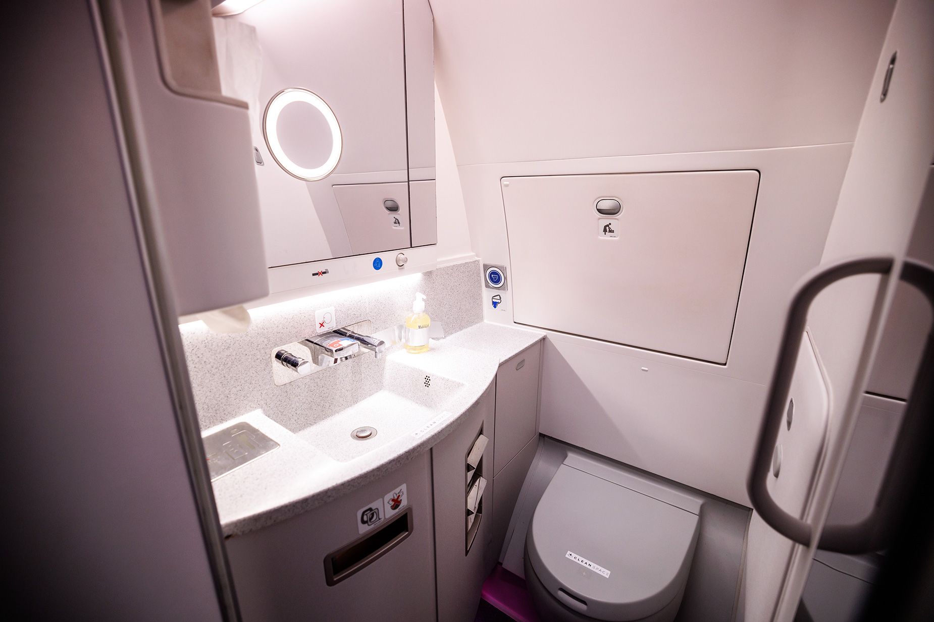 Di Balik Suara Flush Toilet Pesawat, Ada Rekayasa Vakum yang Menyiasati Gravitasi