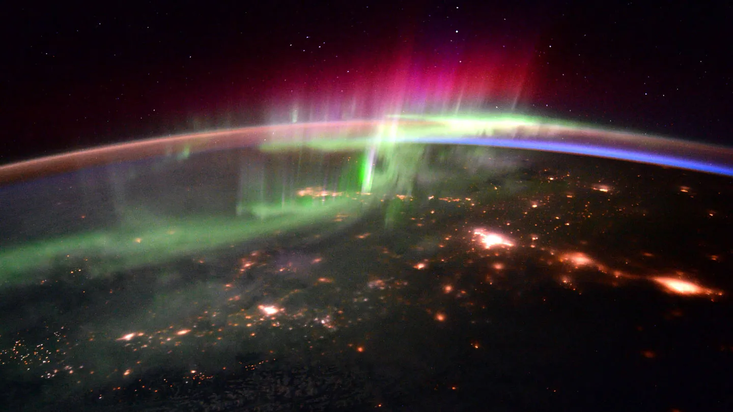 Aurora Tak Cuma Hijau, Begini Cara Matahari dan Atmosfer Menciptakan Warna-Warnanya