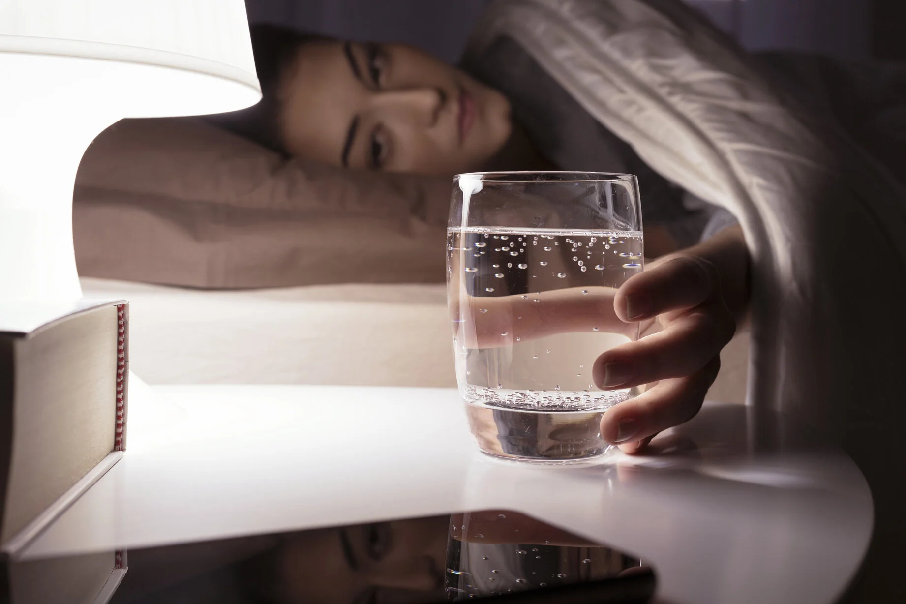 Minum Air Hangat Sebelum Tidur, Manfaatnya Ada Tapi Sering Mengganggu Tidur Tanpa Disadari