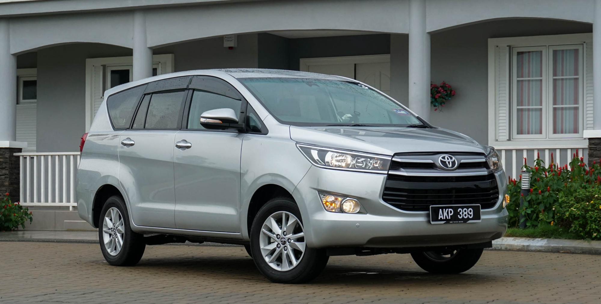6 Mobil Keluarga Paling Nyaman dan Irit Untuk Mudik, Innova Reborn Diesel Hingga Xpander Menonjol
