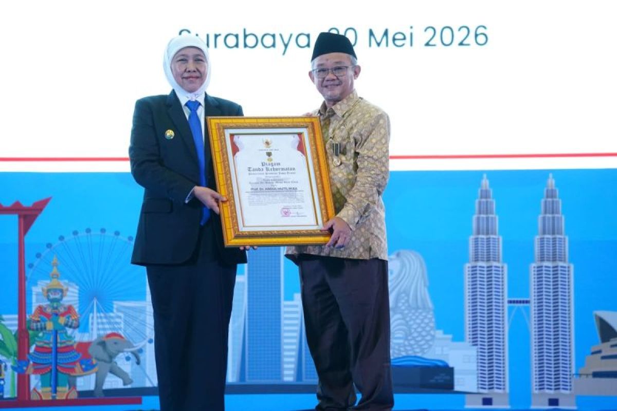 Pemprov Jatim Anugerahkan Lencana Emas ke Abdul Mu’ti, Pengakuan Atas Jejak Besarnya di Pendidikan