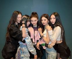 Mau Cute Atau Edgy, 4 OOTD Narin MEOVV Ini Bikin Gaya Harian Langsung Beda