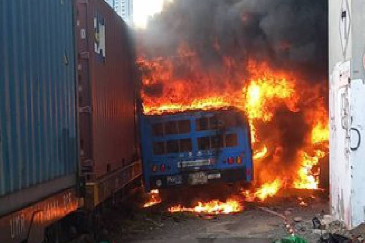 Palang Tak Turun Di Bangkok, Bus Terjebak Di Rel Dan 8 Orang Tewas Terbakar