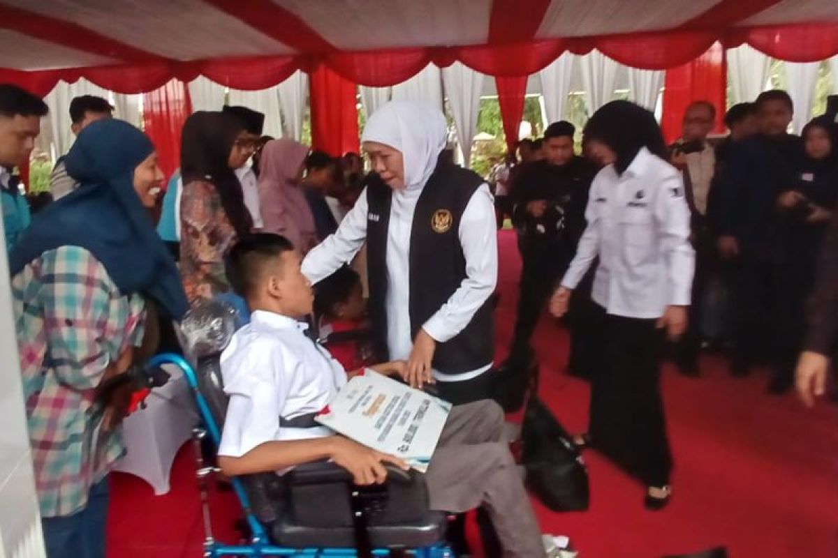 Khofifah Salurkan Bansos di Kediri, Ribuan Warga Menunggu Tepat Sasaran