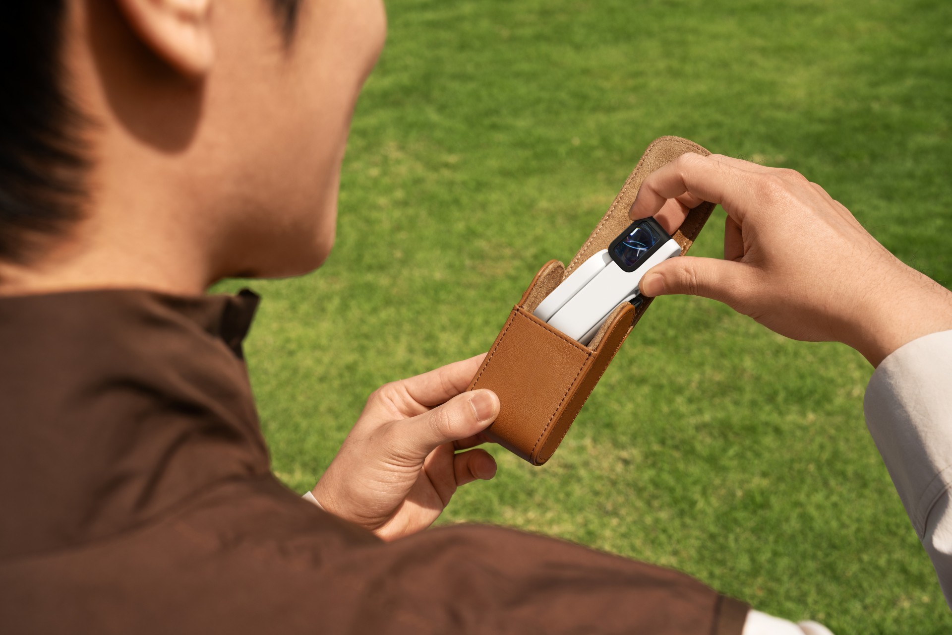 Insta360 GO 3S Retro Tak Lagi Sekadar Kamera Saku, Kini Jadi Aksesori Outfit Anak Muda