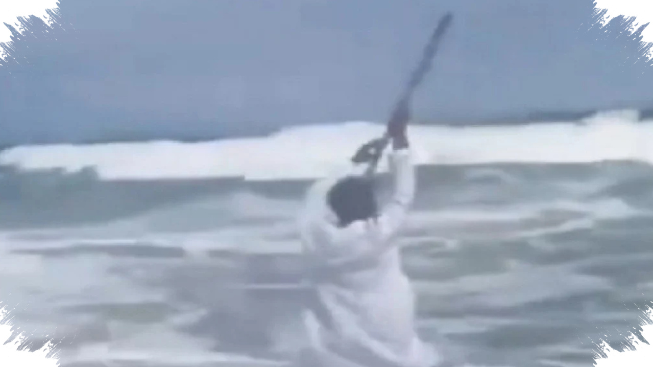 Pria Ghana Ingin Membelah Laut, Ombak Malah Menumbangkannya di Depan Warga