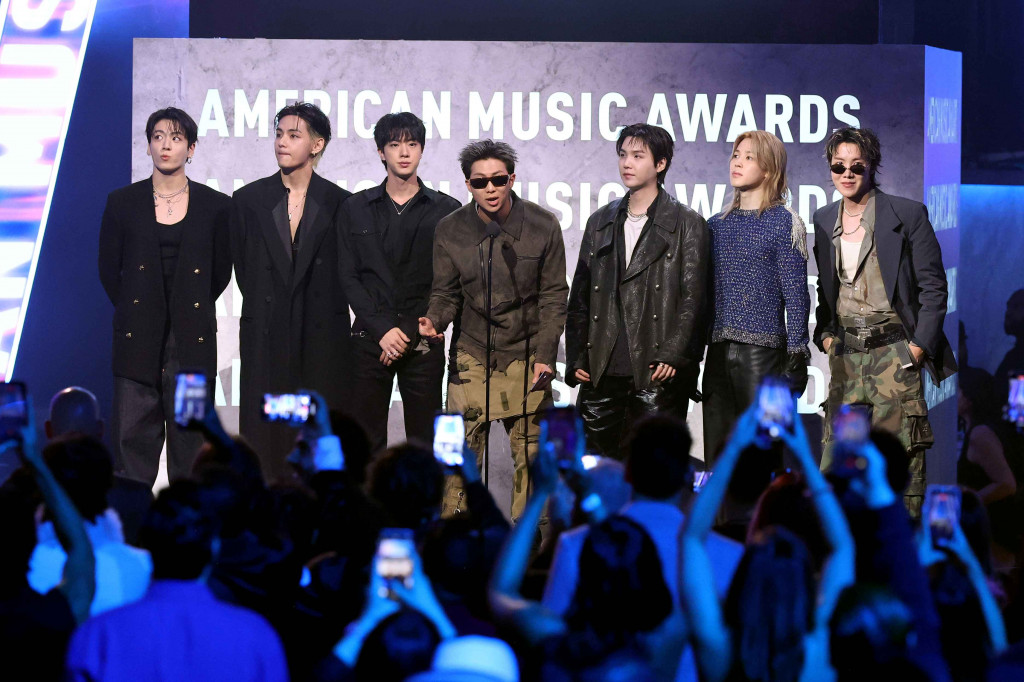 BTS Raih Piala Pertama AMAs Lewat SWIM, Tekanan yang Berubah Jadi Kemenangan