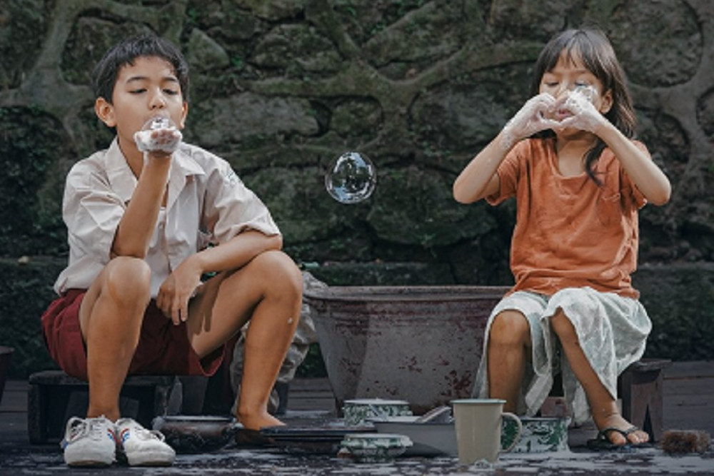 Sepasang Sepatu Hilang, Ikatan Kakak-Adik Ini Justru Menjadi Harapan Baru